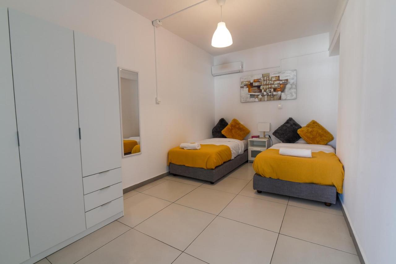 Jana'S 2-Br Apartment In Larnaca Buitenkant foto