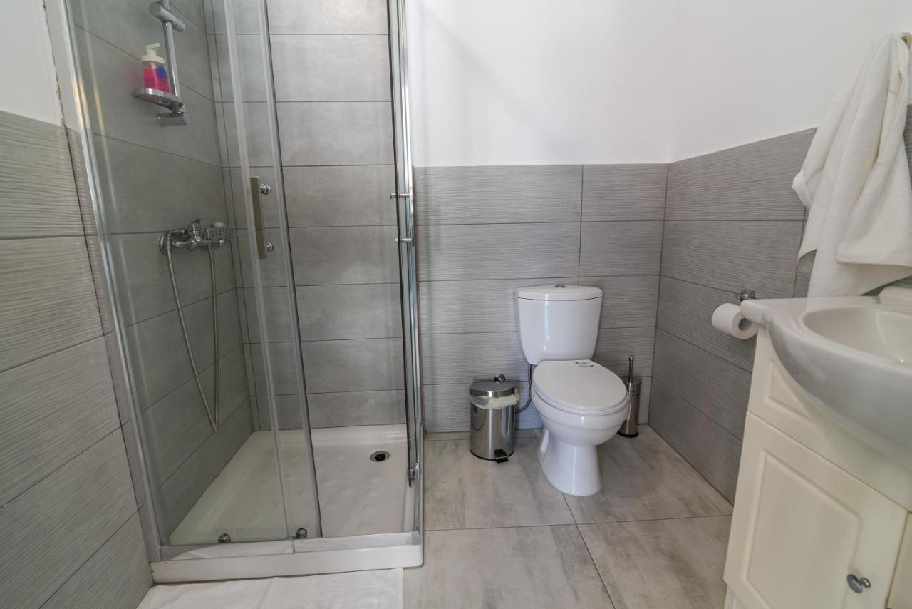 Jana'S 2-Br Apartment In Larnaca Buitenkant foto